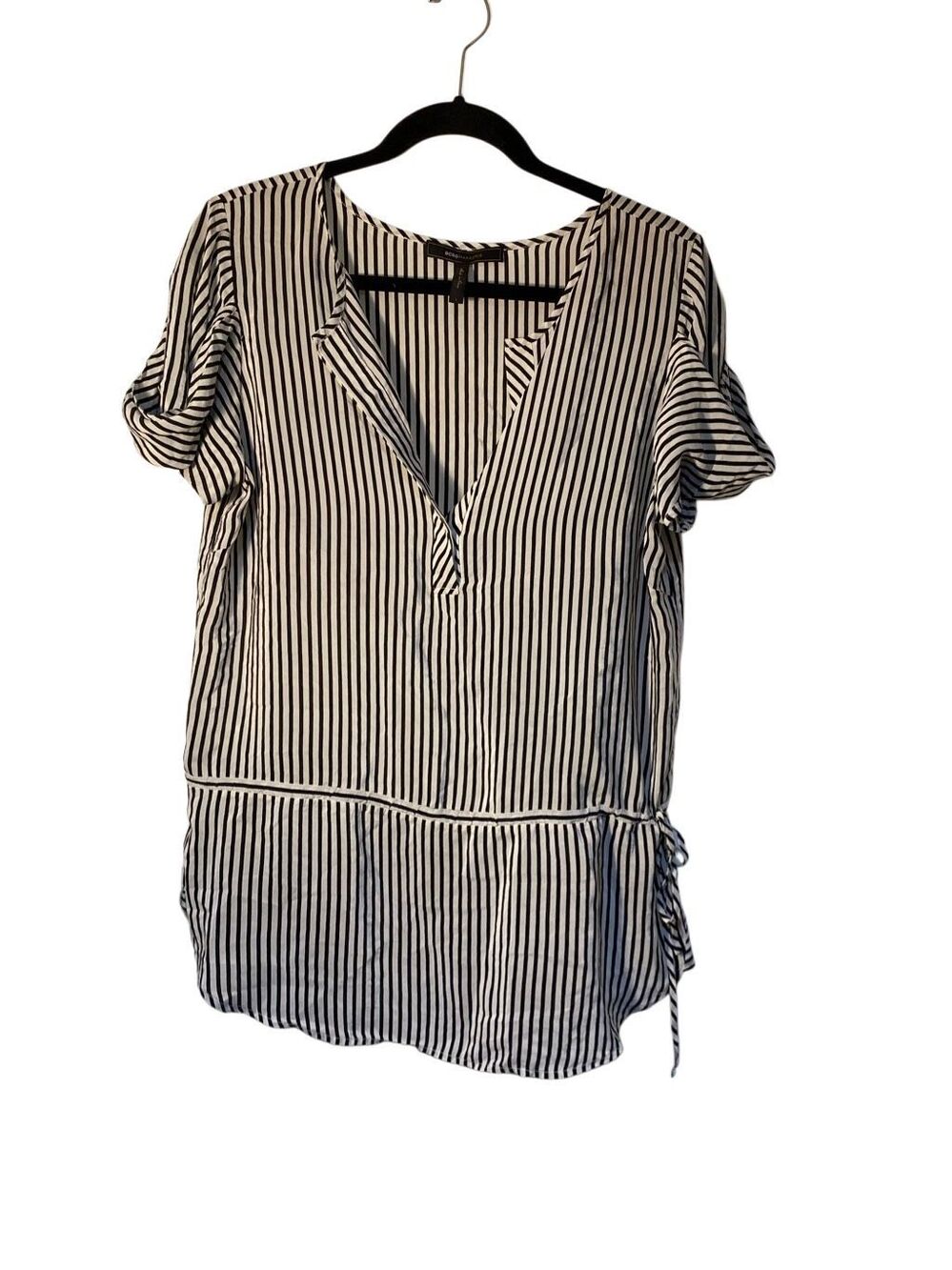 BCBG maxazria women’s 100% silk, black and white cap sleeve blouse. L.